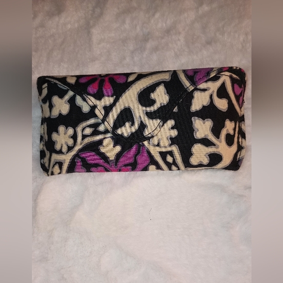 Vera Bradley Scroll Medallion Hardshell Eyeglasses Case (Magnetic Closure) - Picture 1 of 6